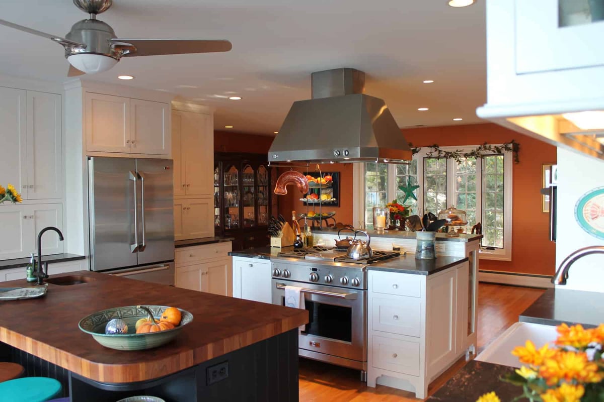 Contemporary kitchen with stainless steel appliances and a central island by Villa Builders in Annapolis, Maryland